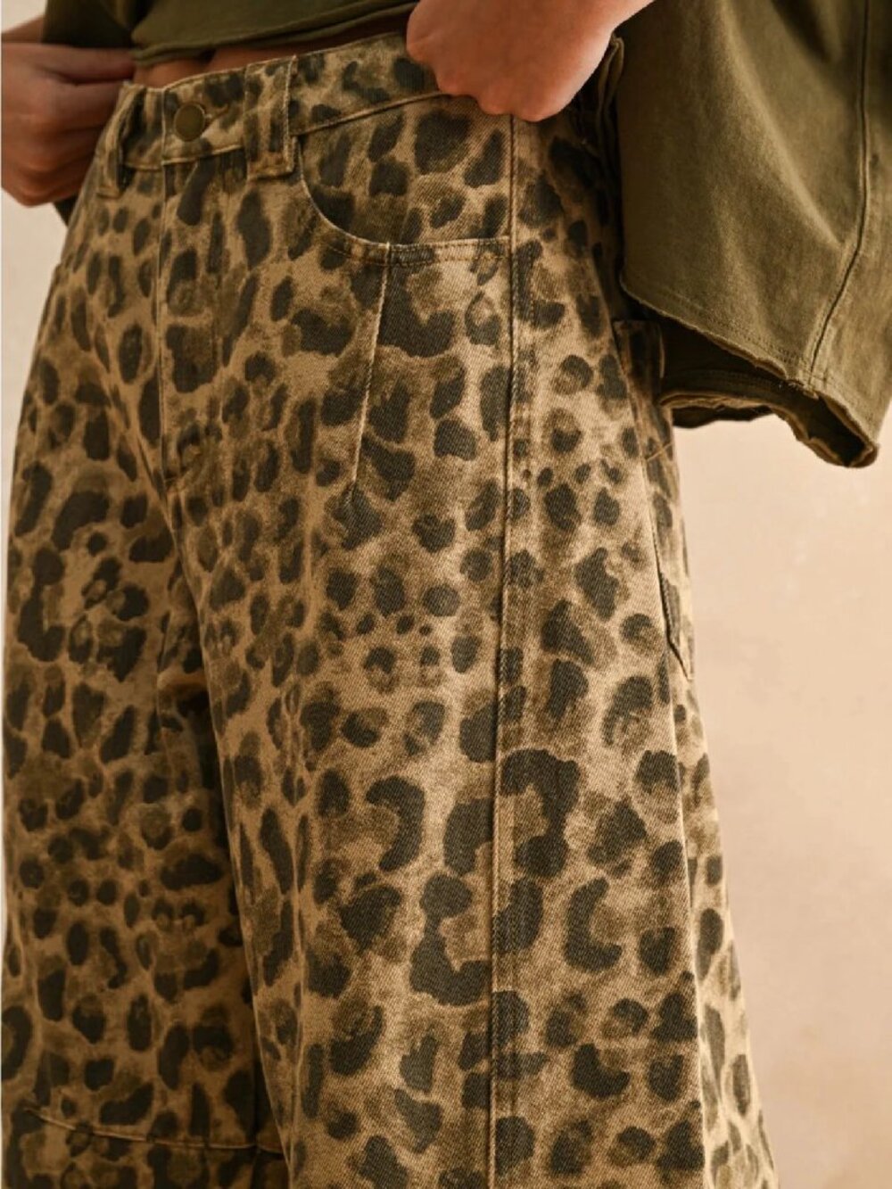 Hollin Leopard Denim Barrel Pants NEW Size Large - Picture 3 of 4